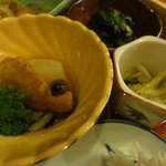 이자카야 캇포우 우나기야테이 와라비 - 豚のあんかけ、大根の煮物（左）、野菜の和え物（右）