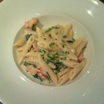 サーモンとホウレン草を使ったジャガイモのベルベットソース ペンネ