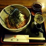 二大定番のもう一品「お初そば」そば粉に梅肉とシソ酢を混ぜて打った梅切りそば。
          食前酒として梅酒が一杯ついてきます。 