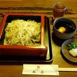 二大定番の一品「夕霧そば」白いそば粉に柚子の表皮を混ぜて打った香り豊かな変わりそば。 