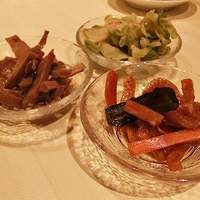中国料理 「王朝」 ヒルトン東京ベイ - お待たせして申し訳ないと出してくれたお漬物類。（そんなに待ってないのに。）
