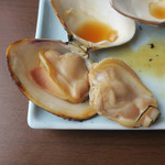 魚見亭 - 大きな焼きハマグリ