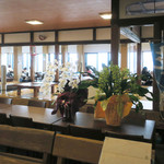 魚見亭 - エントランス：窓の向こうは海