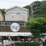 魚見亭 - 駐車場前：朝からこの行列！！