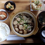 Raisukyouwakoku - 今週の気まぐれ定食は愛媛の郷土料理の芋炊きです。里芋、鶏肉、ごぼう、厚揚げ等が入ったボリュームたっぷり、旨みたっぷりの熱い鍋料理です。ダシが美味しく満足度２００％の鍋でした。ご馳走様でした。