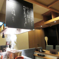 炭火焼鳥 いこか - 店内禁煙。炭火台を囲むL字カウンターの空間