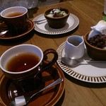 豆乳アイスのアフォガードと、奥に治金時チョコソースの豆乳プリン。ともに紅茶のセット。