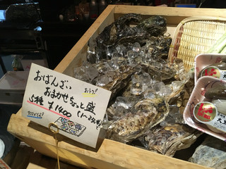 h Sekka Hanare - カウンターの上には届いたばかりの新鮮な牡蠣