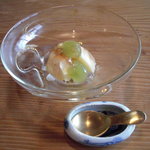 光安 - 白桃とマスカットのゼリーがけ。