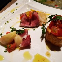 クッチーナ　オット - アミューズ 淡路牛ローストビーフ、無花果のコンポート、トマトのブルスケッタ