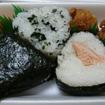 おにぎり店さくら - 110円外税のおにぎり三個と唐揚げ二個、玉子焼き一個で500円