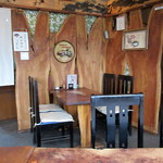 吟八亭 やざ和 - 店内はテーブル卓×4/小上がり2卓