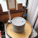 吟八亭 やざ和 - 店舗入口に石臼が置いてある