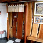 吟八亭 やざ和 - 店舗は3F建てビルの2F、手前はWaitingエリア