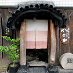 吟八亭 やざ和 - 亀有駅から徒歩6～7分ほど、雰囲気のある入口「吟八亭 やざ和」