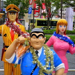 吟八亭 やざ和 - 亀有駅前（南口）の「こち亀」の像