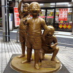 吟八亭 やざ和 - 少年両さん像