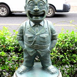 吟八亭 やざ和 - ワハハ両さん像