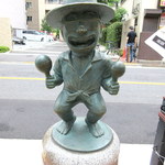 吟八亭 やざ和 - サンバ両さん像