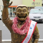 吟八亭 やざ和 - 北口の「両さん像」