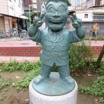 吟八亭 やざ和 - ピース両さん像