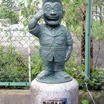 吟八亭 やざ和 - 敬礼両さん像