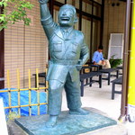 吟八亭 やざ和 - 少年よ、あの星を目指せ！両さん像