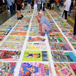 吟八亭 やざ和 - 駅ホールの床には単行本1巻～199巻の表紙がプリントされ…