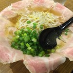 中華そば専門店 丸忠商店 - 中華そば しょうゆ（肉大盛） 740円