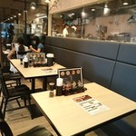 GYOZA OHSHO - 店内　テーブル席とオープンキッチン