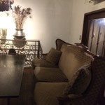 サロス．ナイトマルシェ - 古民家を生かした離れの個室は、こだわりのアンティーク家具が揃っているセレブな空間