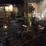 サロス．ナイトマルシェ - 緑の植栽が鮮やかなテラス席