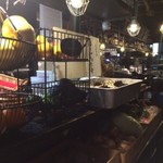 サロス．ナイトマルシェ - り口付近にたくさんの食材が並んでいて、海外のマルシェの雰囲気を再現
      