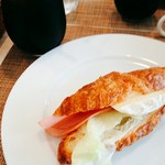 アフタヌーンティー下段:ハムとチーズのクロワッサン