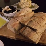 サロス．ナイトマルシェ - お通しのバゲットとオリーブ おかわり自由ってのが嬉しい！