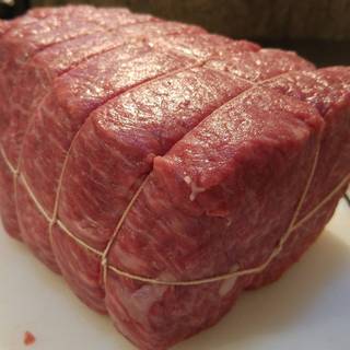 肉は黒毛和牛A4〜A5ランクの肉を使用。