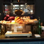 WITH THE STYLE ステーキハウス ミディアムレア - カウンターの目の前に新鮮な食材が。