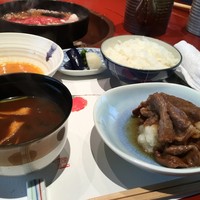柿安 料亭本店 - すき焼きを大根おろしで食べる。
                これは新たな発見でした。