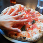 プルチーノ - 2013/5　レギュラーサイズのピッツァはこの大きさ！　少食の方は小さ目で頼まないと大変ですよ～ｗ