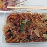 本格さぬきうどん　穂乃香 - 食の祭典尼が咲く2016限定黒の牛すじ焼きうどん600円。ちらっと見えるのは塚口つつみ屋の串カツ。