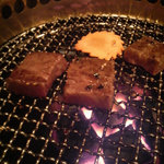 炭火焼肉 こうしん - 炭火で焼きます