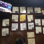 田代 - 店内には著名人のサインが