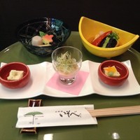いそべ 本店 - 前菜　汲み上げゆば三種盛り、煮物　ゆばと季節の野菜の炊き合わせ、油物　つつみ湯葉揚げ出汁