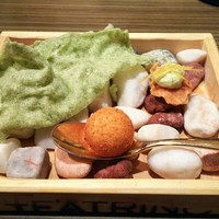 IL TEATRINO DA SALONE - カンノーロ・海藻チップス・プロヴォローネとグラナパダーノ
                