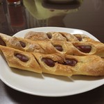 粉とクリーム - 惣菜パソはカレーかウインナーにかぎる。長〜いウインナー棒を食べやすい長さで切断。  自宅にて