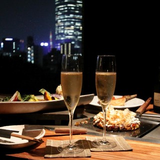 Table seats with a view of the night view ◇ Useful for various scenes ◎