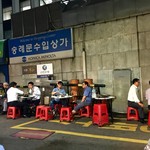 남대문생숯불갈비 - テーブルと椅子が道路を占領しています(汗)