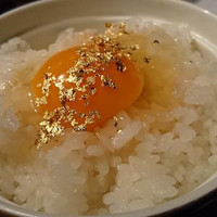 牛牛 西麻布 総本店 - 卵ごはんに金粉かかってるし