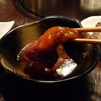 牛牛 西麻布 総本店 - 焼きすき焼きはタマゴに付けて食べると最高