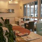 Galette & Crepe Rozell - 綺麗な店内（あそこの一番奥に座らせていただきました。）